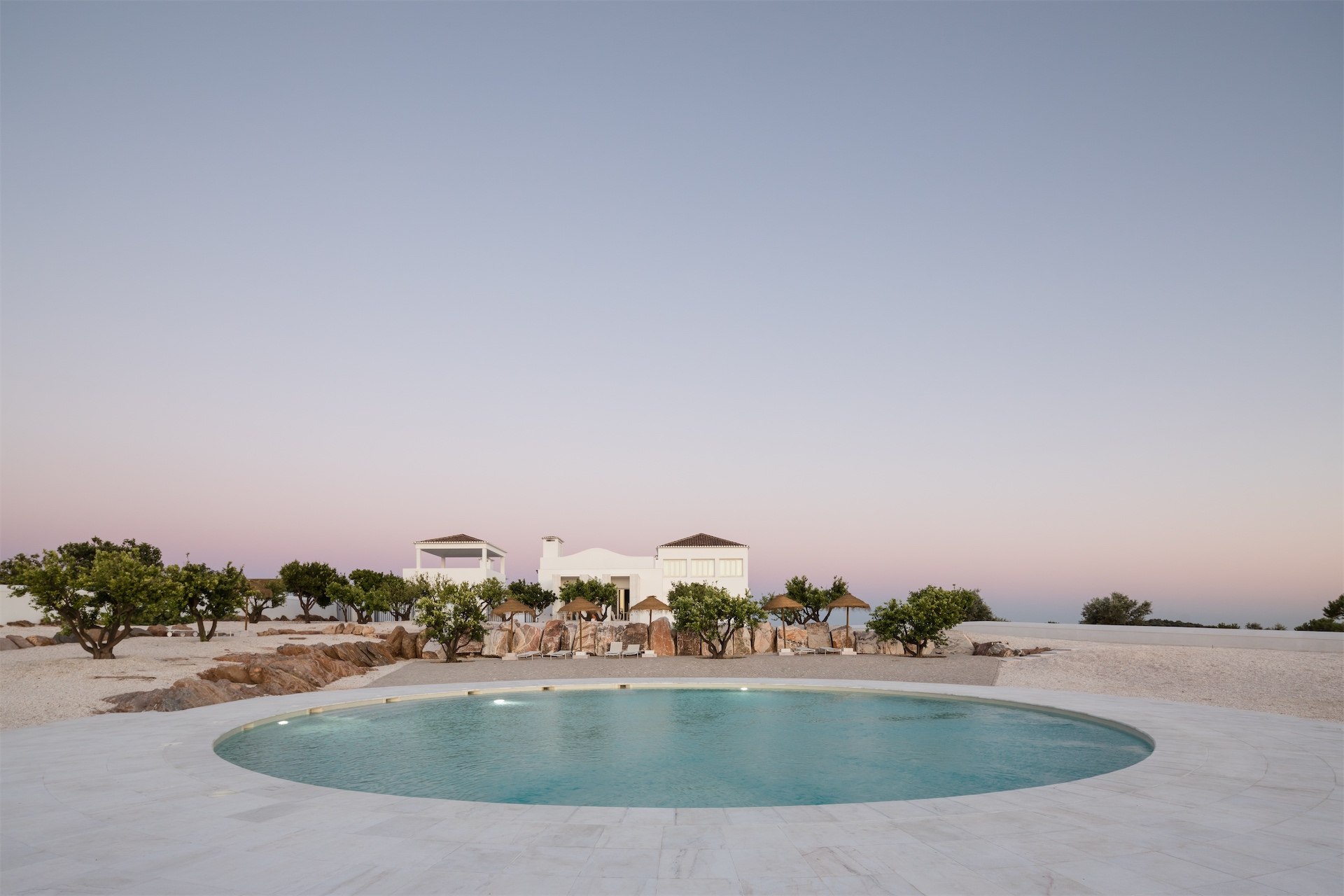 Swimming pool and buildings at dusk at Dá Licença.