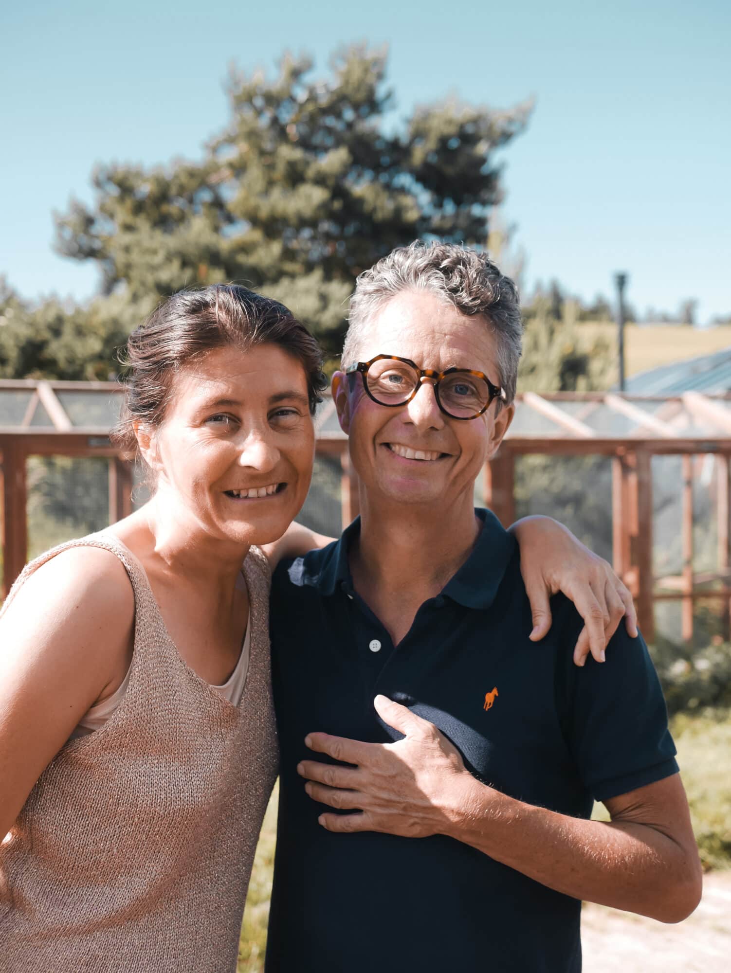 Portrait of the co-owners of Instants d’Absolu in a natural outdoor setting.