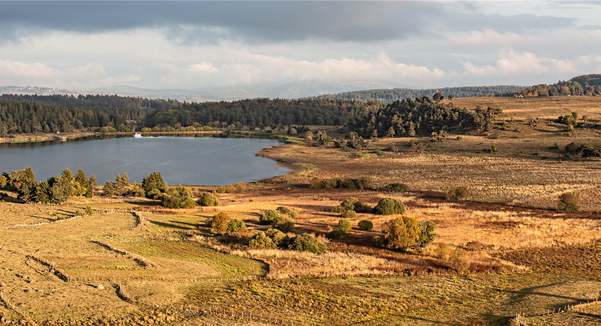 Panoramic autumn view of nature surrounding Instants d’Absolu.