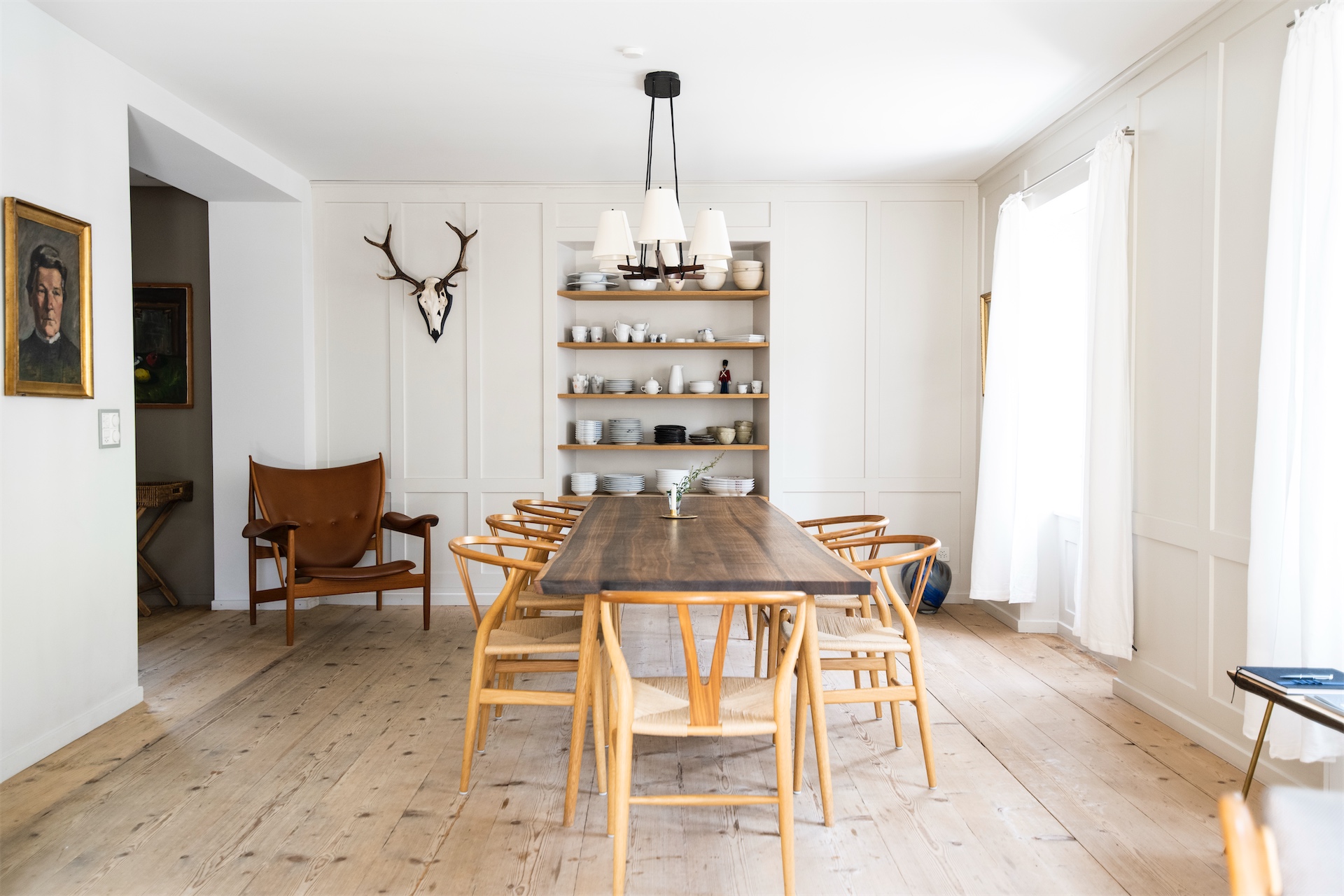 Dining room with long wooden table and chairs at Brücke 49.