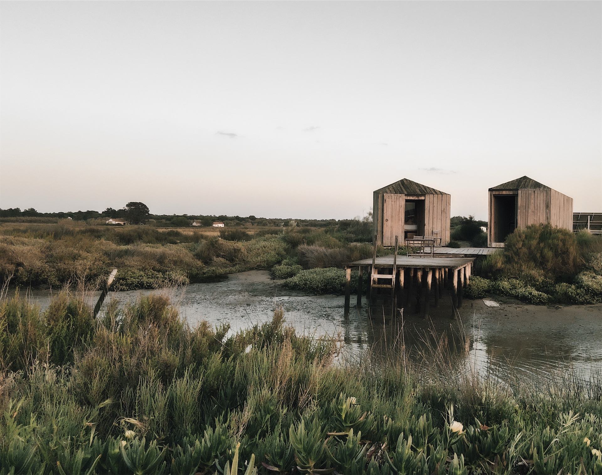 Cabanas positioned along the river’s edge at Cabanas no Rio.