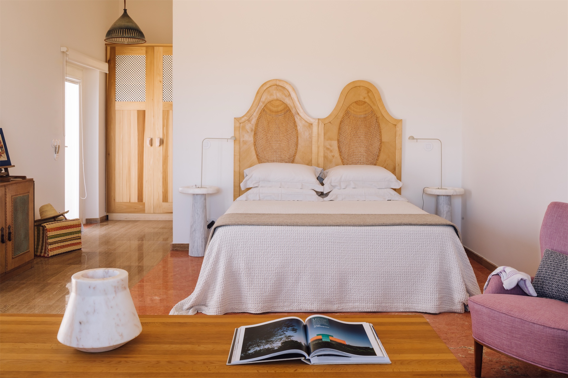 Bedroom with carved wooden headboard at Dá Licença.
