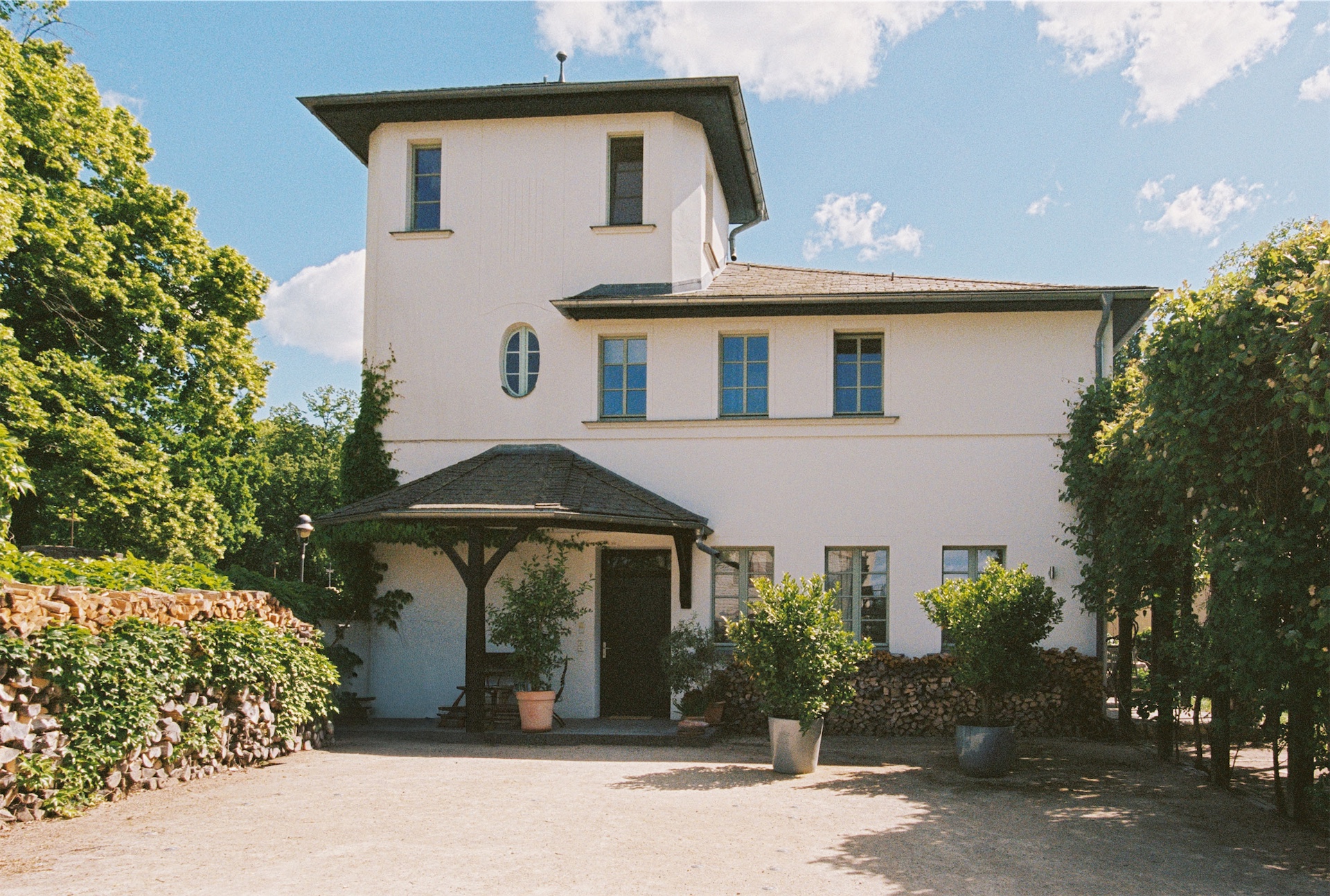 Historic white house with courtyard at Ferien Werder Am Mühlenberg in Werder (Havel), Germany.