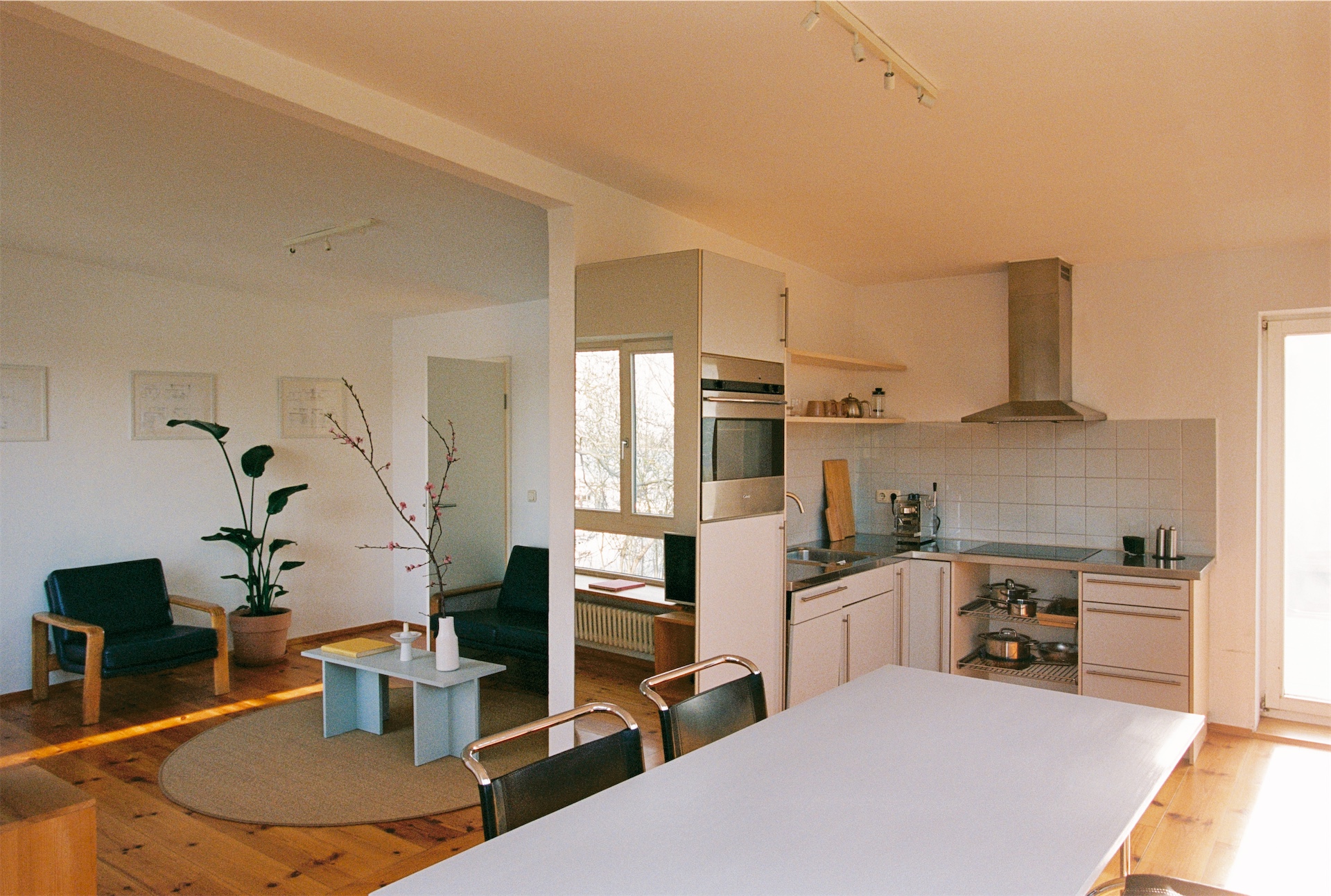 Open living and kitchen area with wooden floors at Ferien Werder Scheunhornweg in Werder, Germany.