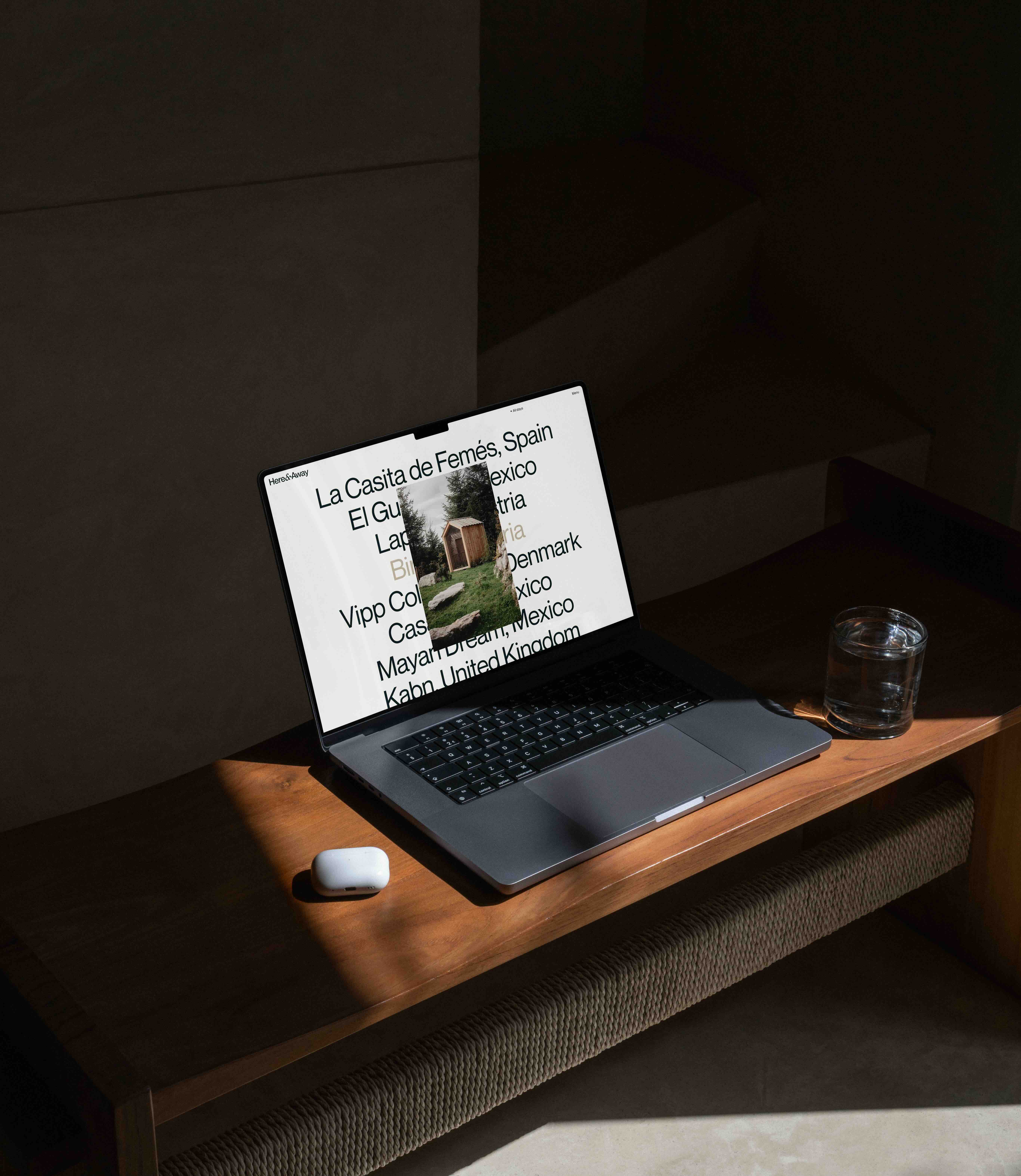 here-away-macbook-destination-discovery-mockup